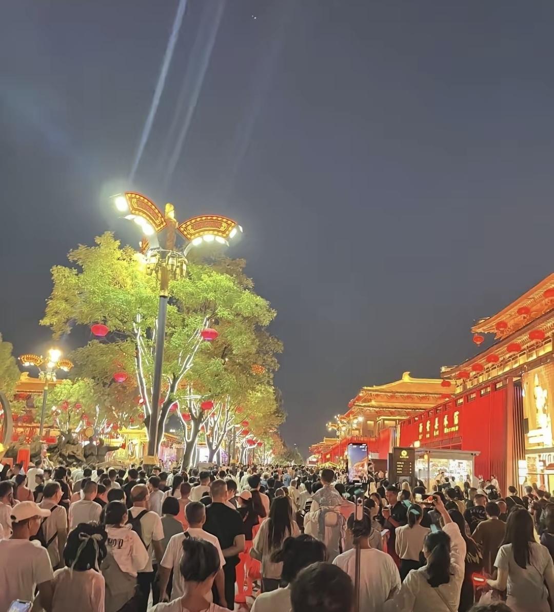 亲戚这阵子在西安大唐不夜城做临时工，说那里每天人能挤冒泡，可大家真没花钱。他统计