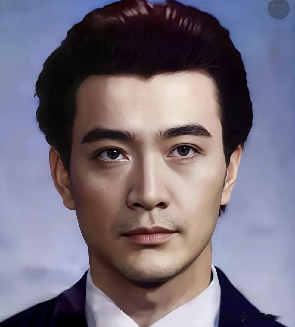 周里京年轻时真的很帅气，五官长得特别的精致，他看起来阳刚十足，可比今天的那些“小