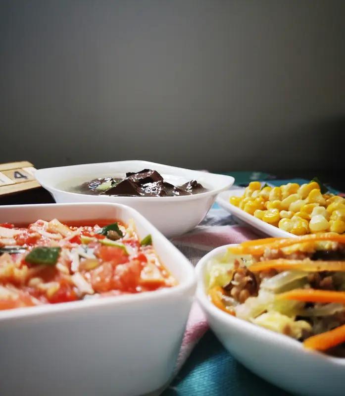 血糖高的人三餐量得好好把控。一般早餐主食别超过100克，像燕麦粥、全麦面包都