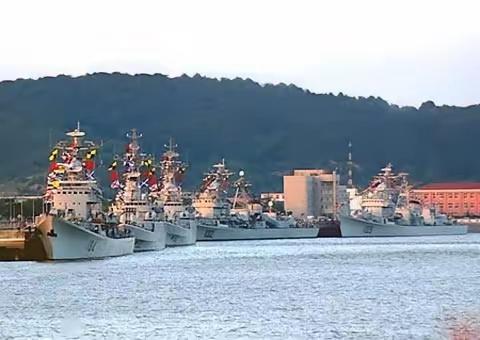 一个叫毛豆的孩子上公交刷卡，司机听到优惠卡就问卡哪里办的？毛豆说我爸爸是北海舰队