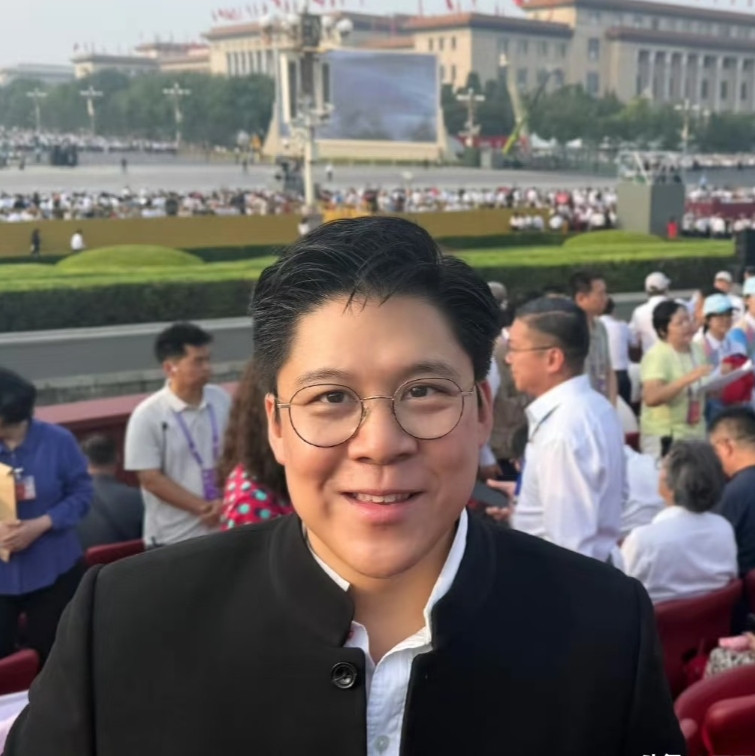 大家不要再抬举郭晶晶了，霍启刚能去观礼，和郭晶晶没有一毛钱的关系，看看霍启刚