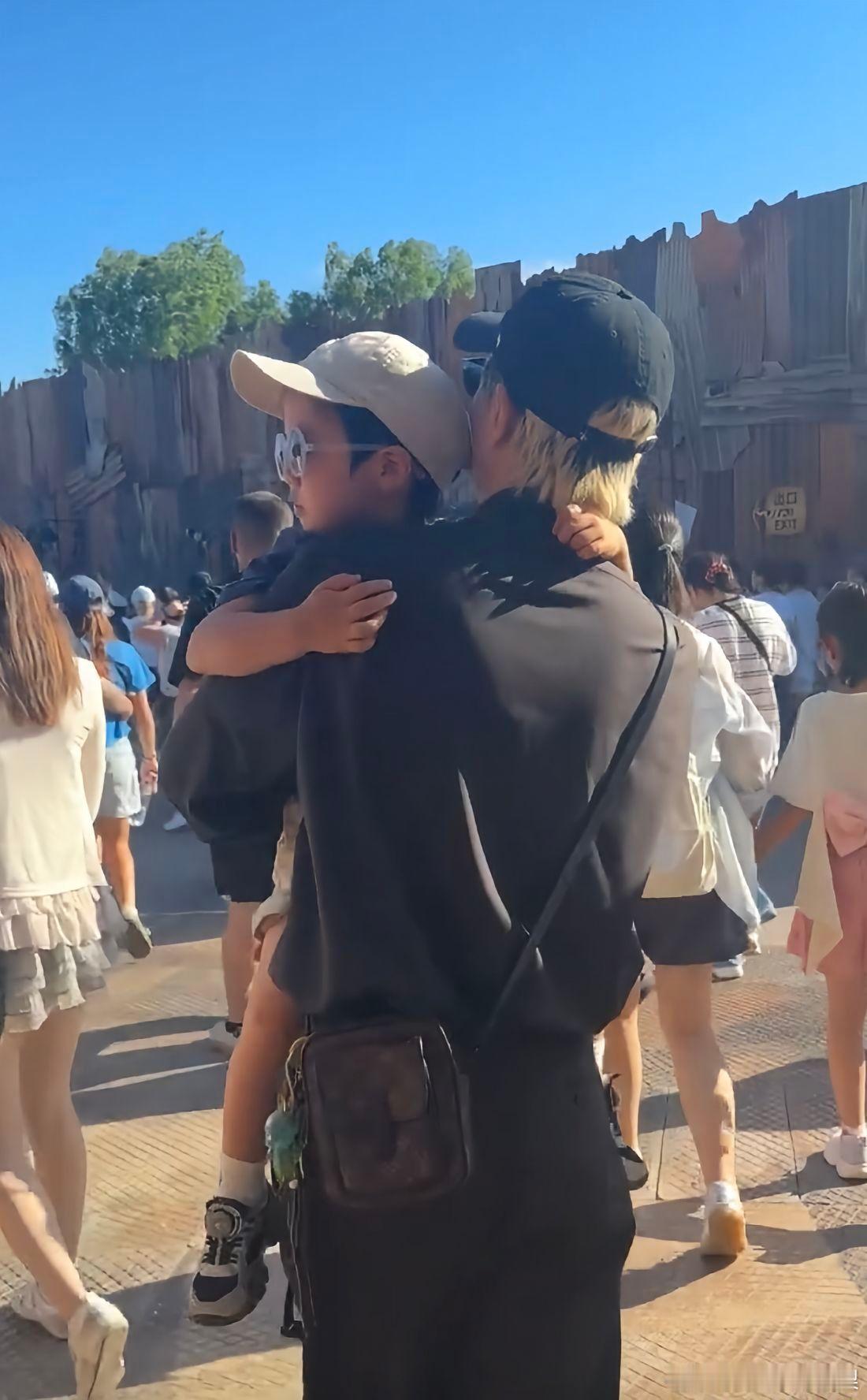 戚薇李承铉带儿子逛环球影城。戚薇李承铉带娃逛环球被偶遇，儿子都这么大了，皮肤白皙