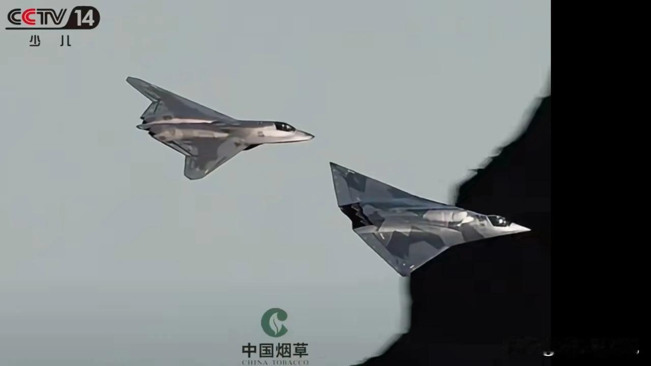 就问大家这里面的信息量大不大，表面上看起来是我们中国双六代机同框，但里面的两个图