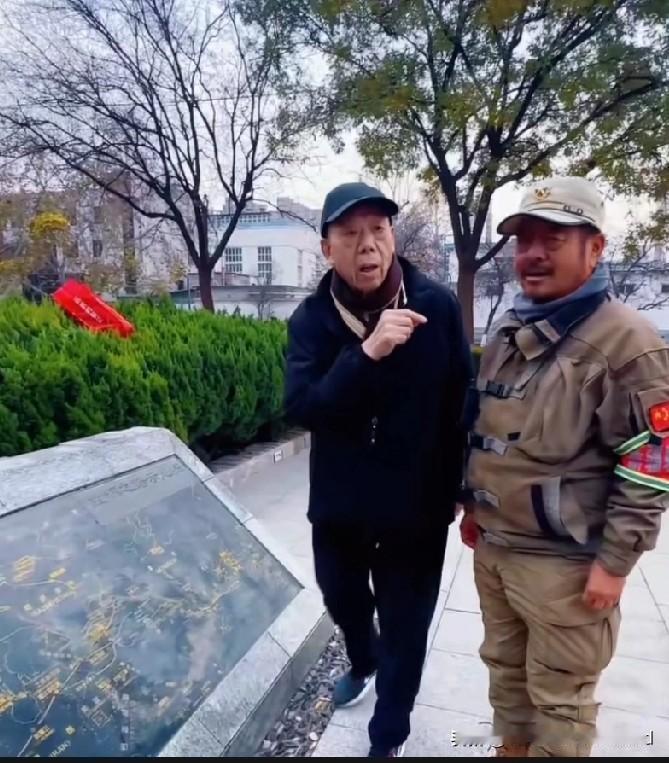 东天山驼队蒋队长参观丝绸群雕。见证从丝绸之路起点长安出发的浩大驼队。只可惜驼队