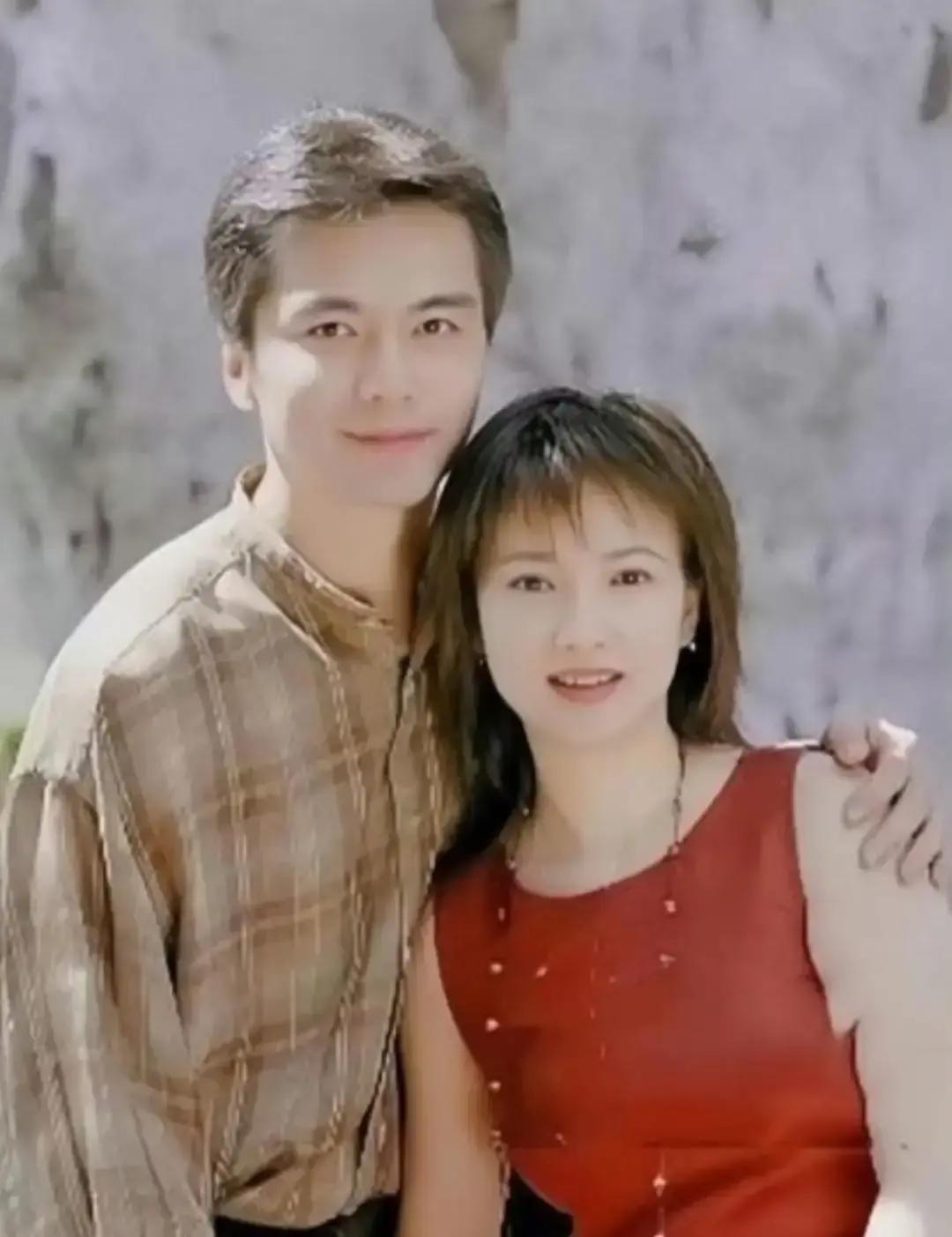 许亚军结了四次，离三次。他亲口说“想起她们会生气”，矛头对准的是何晴。