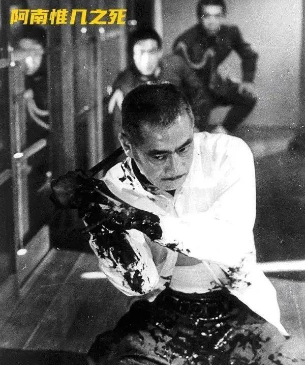 1945年8月9日晚11时50分，挨了美国两颗原子弹后的天皇陛下来到设在低矮的防