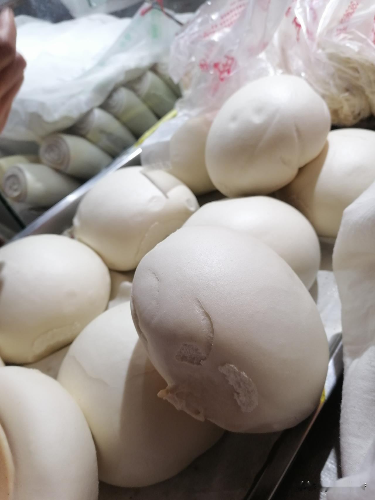这个特大个的馒头，10元3个，以为是10元1个，是不是很值，这些都买了，带着带着