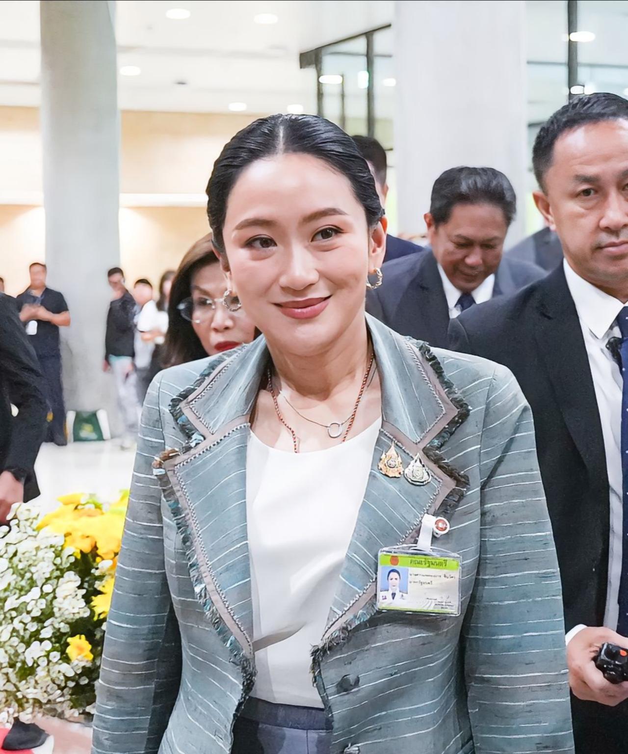 佩通坦新造型漂亮，绿色系套装好惊艳8月14日上午9时30分，泰国总理兼文化部长