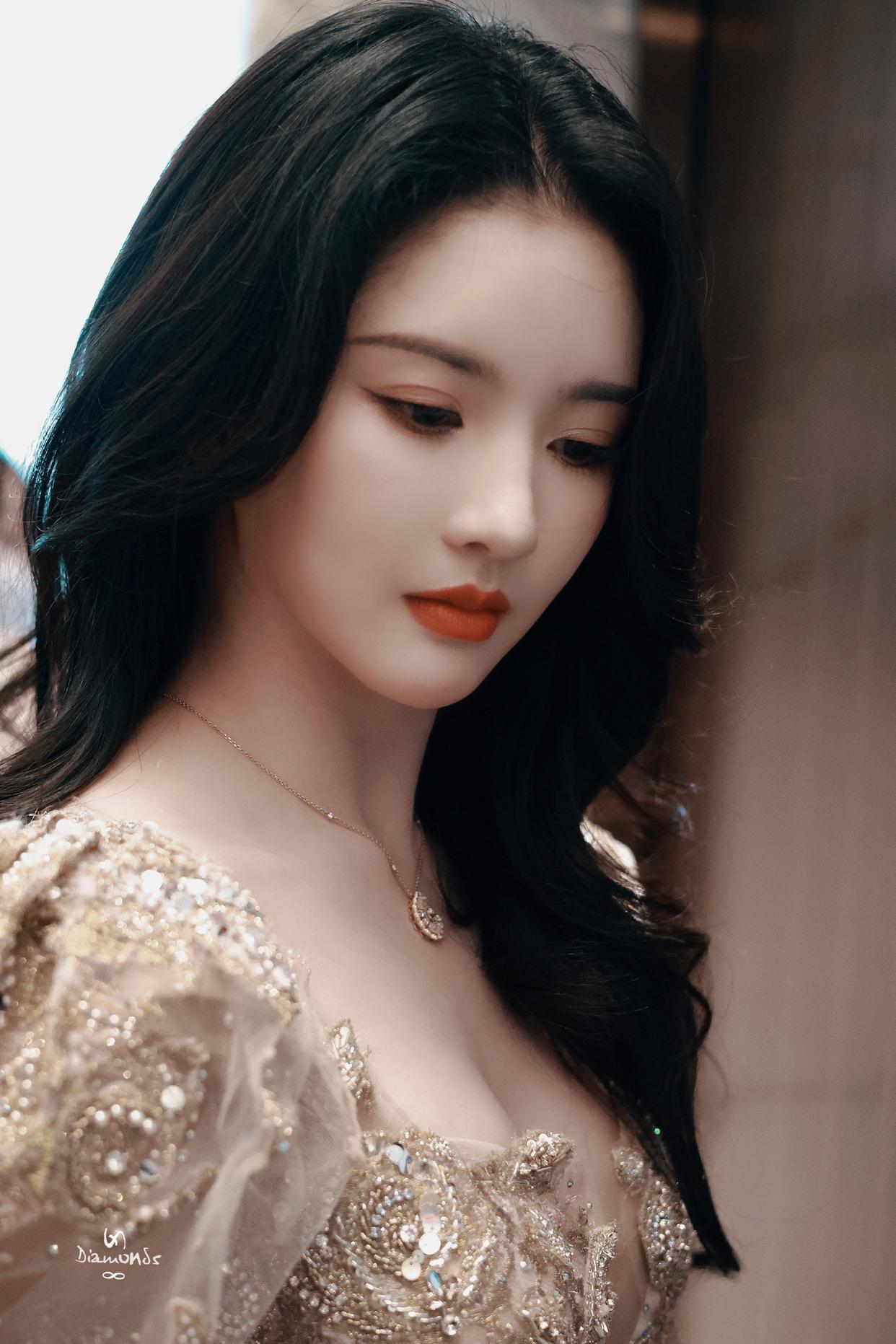 刘些宁金色礼服，薄纱轻盈，柔美典雅。