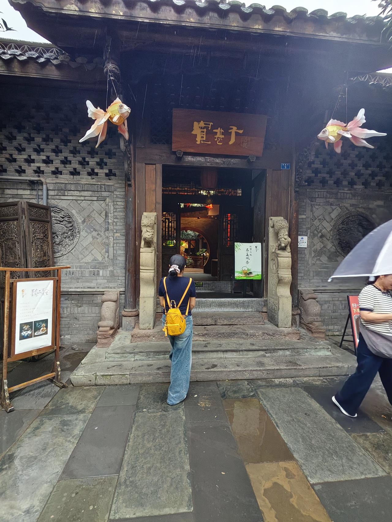 我最推荐来成都旅行。此生总要来一趟成都吧，来吹一吹都江堰的晚风，逛一逛热闹的春熙