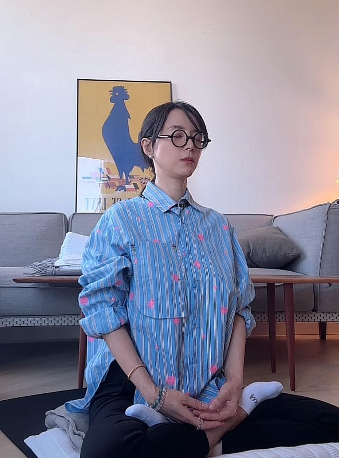 8月30日，影视演员张静初准时出现在直播间，张静初每天就是先静坐一个多小时，这次