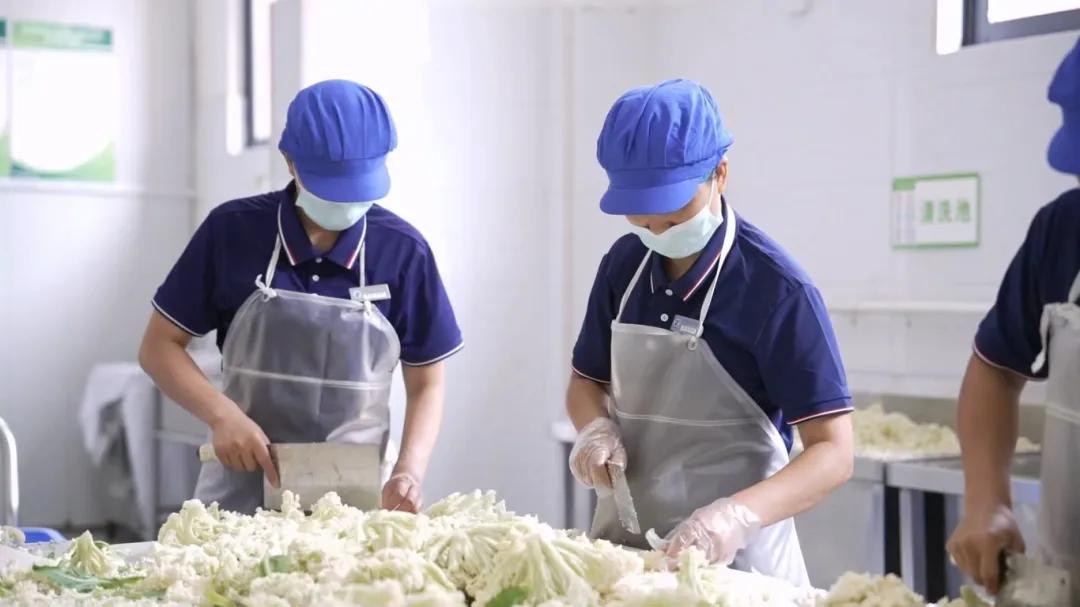 河南一地推出“妈妈食堂”，160名家长进驻学校食堂，亲自帮厨监督，家长和学生一致