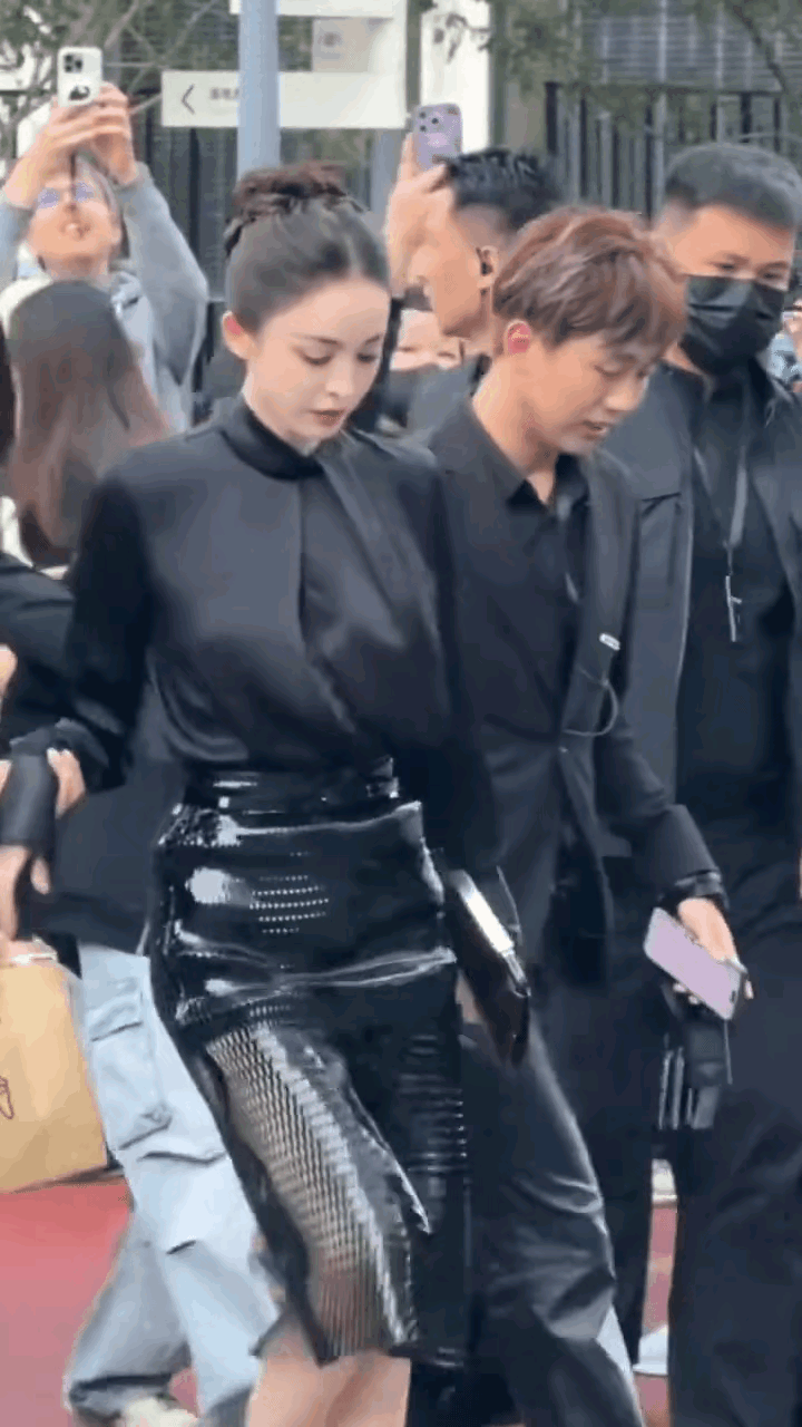 古力娜扎出门不戴眼镜，敬重你是条汉子。我一个女人都看了好几遍，感觉在抖。她为什么