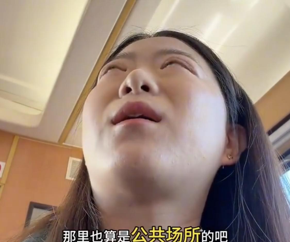 太离谱！火车上一个女子跟列车长杠上了。理由是有人在车厢连接处抽烟，她受不了，找列