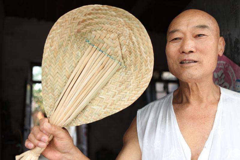 最近被山东大娘赴美卖蒲扇的事儿狠狠戳到了。这大娘去美国看娃，直接在大集上摆摊卖起