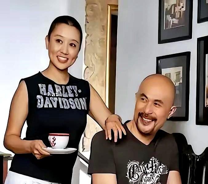 太疯了！徐锦江当年追老婆的操作简直是“直球界天花板”！现在网上吵翻了，有人说