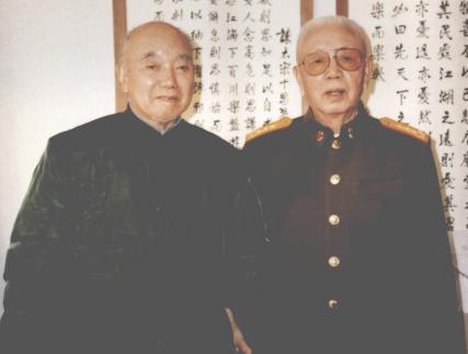 左边是开国第一上将萧克，湖南嘉禾人，萧克镇上将。右边是成就最大的一位上将。他就是