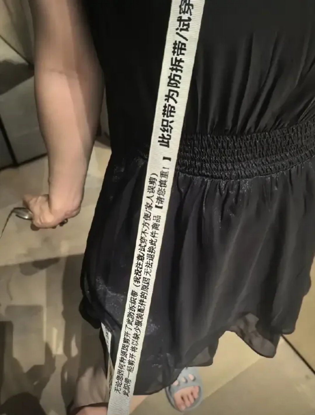 女装这是疯了吗？防拆带做得比裤腰带还长，不知道的还以为在押送犯人。以前是超大商标
