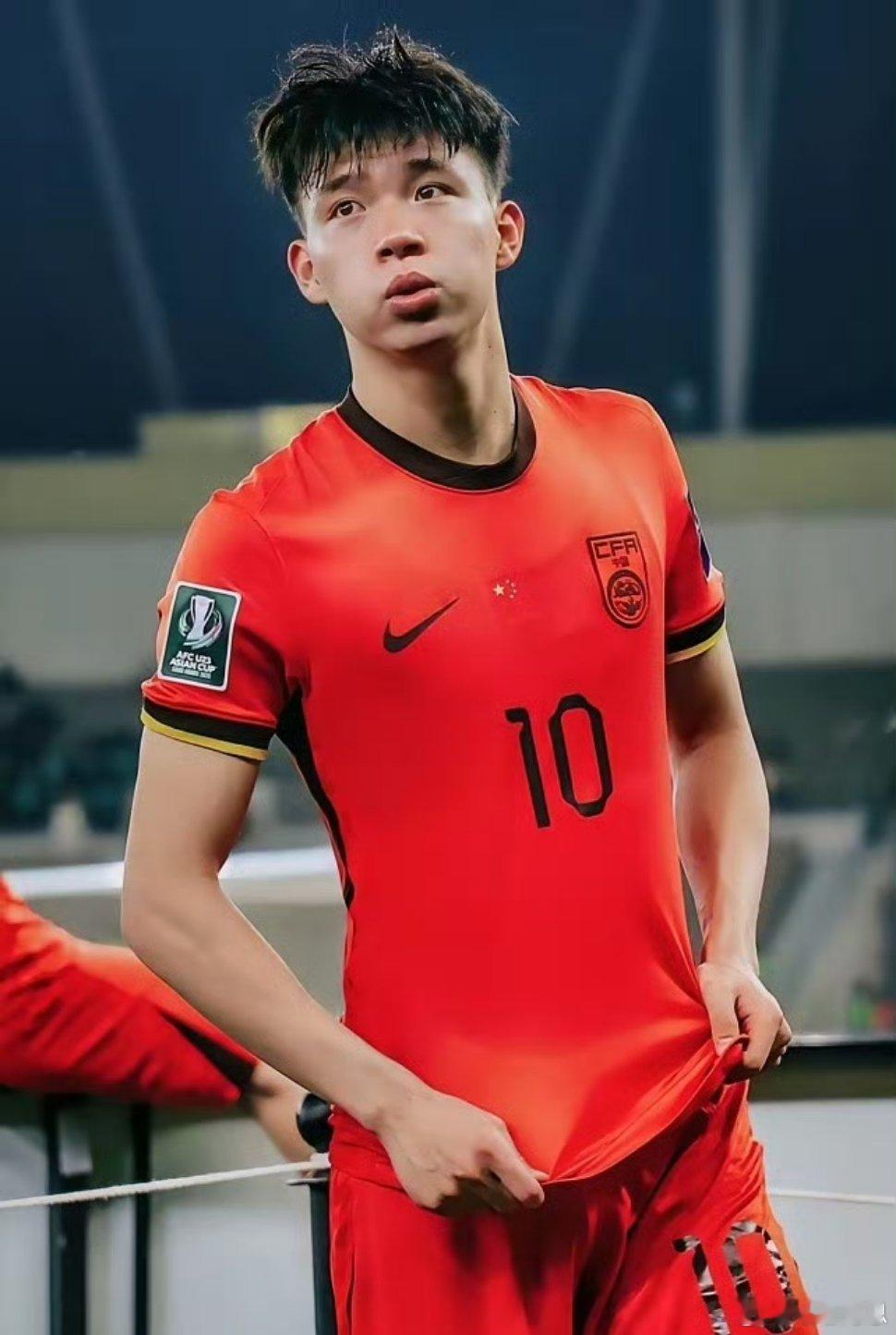 王钰栋拒绝了德甲豪门。冬窗关闭前三天，门兴格拉德巴赫的报价单摆在桌上。王钰栋扫