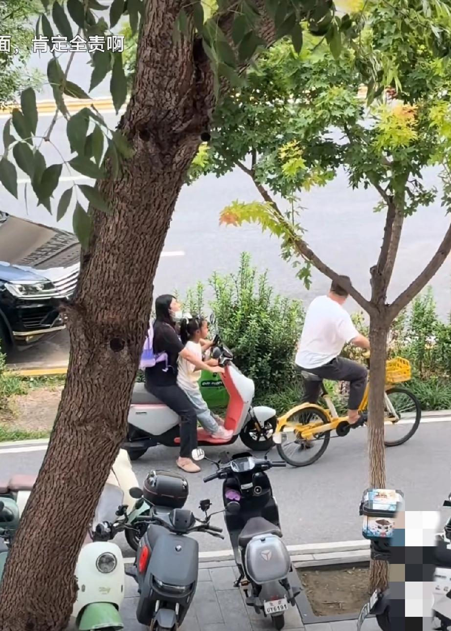 男子骑共享单车故意别骑电瓶车的母女俩，最后两人发生碰撞！这一幕正好让楼上一男的拍