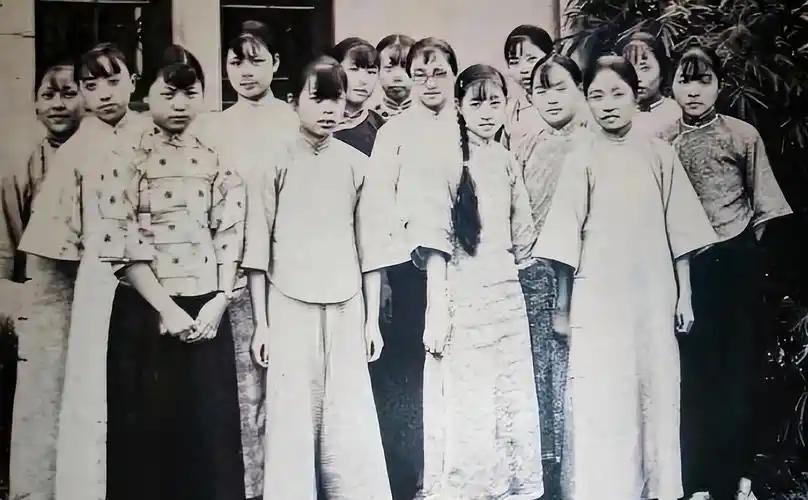 1923年，大军阀杨森喝醉了，误把自己的干儿女曾桂芝当成了姨太太，抱着她宠幸了一