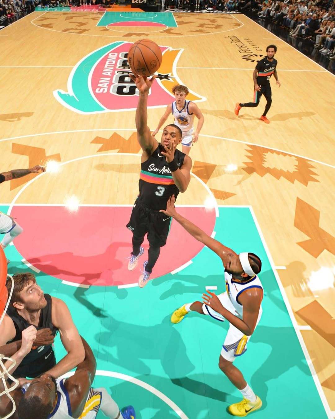 凯尔登-约翰逊上脚的进口鞋，国乔蜂刺RISE3.0。