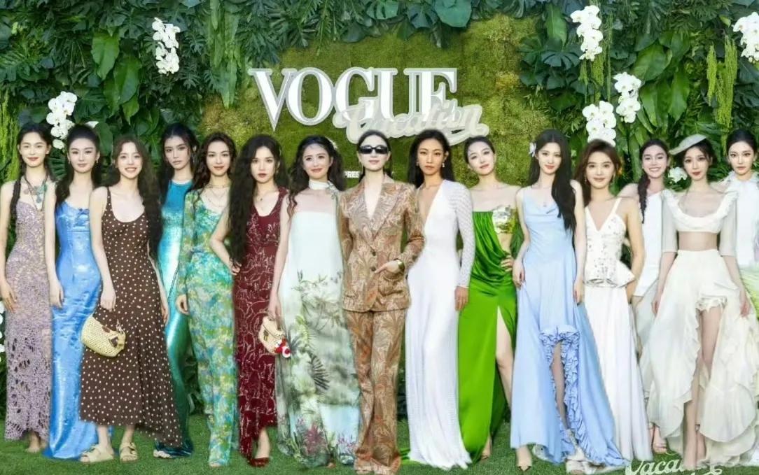 王楚然的长相真是个神奇的存在，一到大合照就把所有人都比下去了。章若楠在王楚然旁边