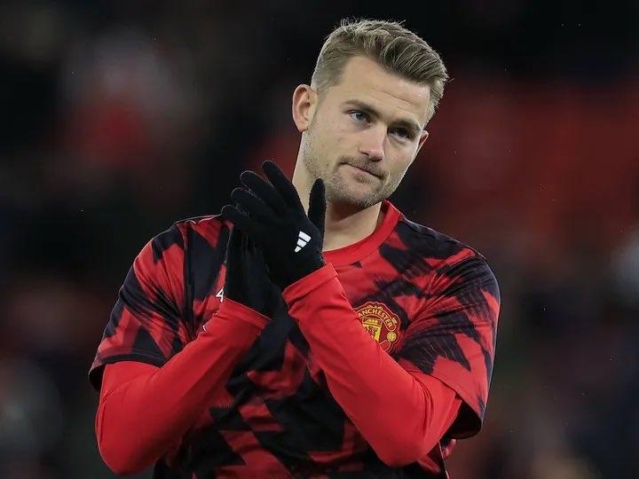 德里赫特伤势反复！🔴12月4日时候，阿莫林表示德里赫特的伤势并不严重，预计