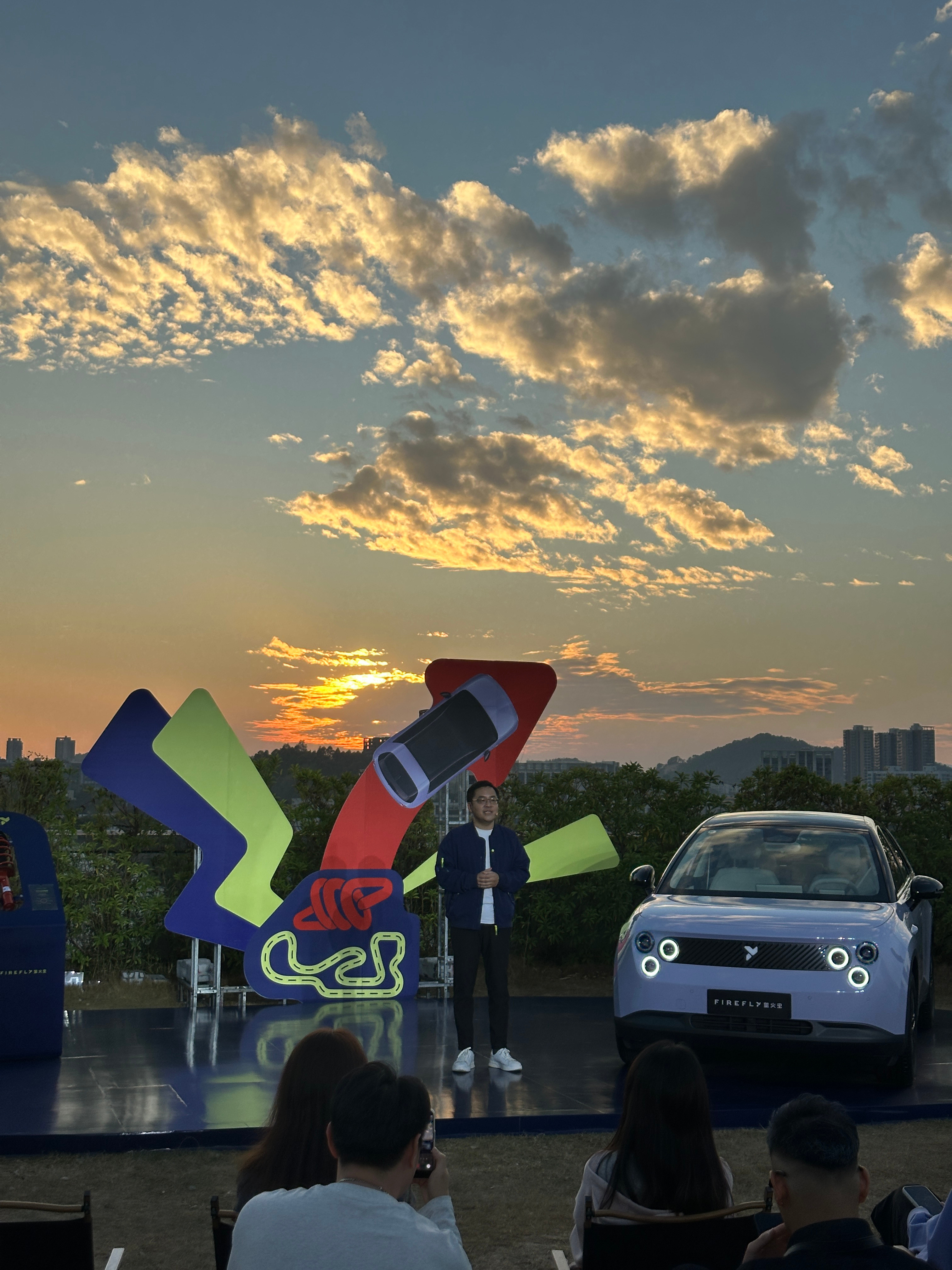 蔚来萤火虫天台发布会，这背景无敌了！