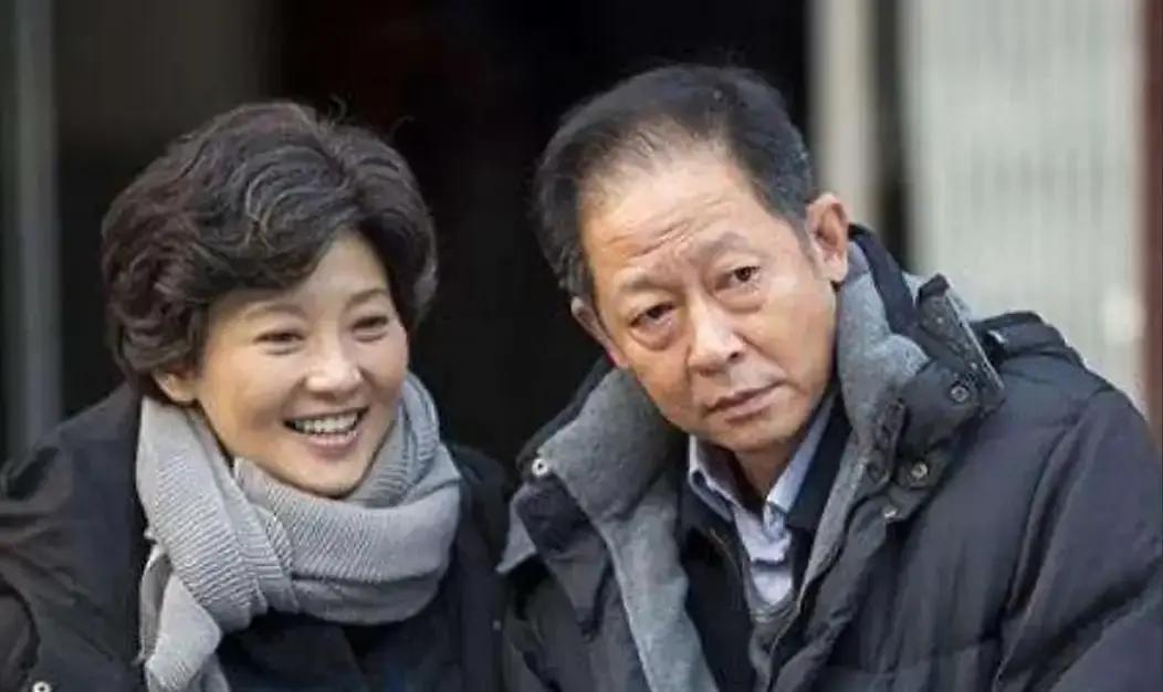 同居三年被赶出门，她转身嫁50亿导演那天王志文把徐帆的行李直接扔到走廊，全