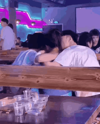 这三个人的关系也太乱了吧，两个男的抱着一个女的，三个人在学校的食堂里面这一番互动