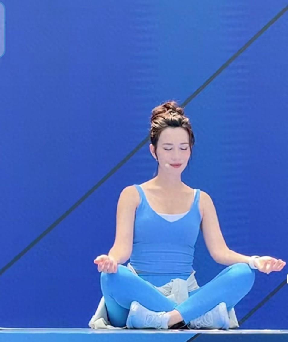 官宣怀二胎后首度公开亮相！卢靖姗瑜伽套装展孕态，四肢纤细孕味足自韩庚和卢靖姗官