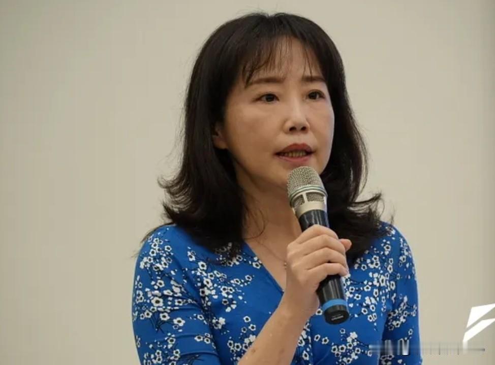 尹乃菁果然更适合干媒体人！刚卸任国民党文传会主委，尹乃菁把能说的，不能说的，都公