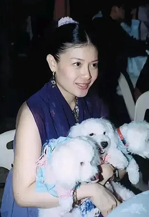 美妃西拉米抱的狗狗挺多的，但都不如泰王玛哈抱的那只爱犬有地位。玛哈的这只爱犬原
