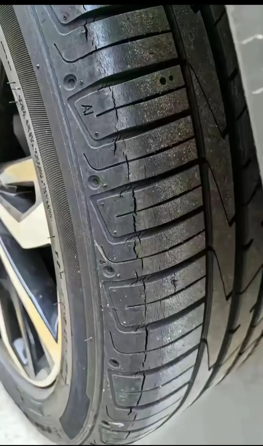 2016年的车，行驶不到6万公里，轮胎这样了，有必要换吗？​感觉不管不行了呢？