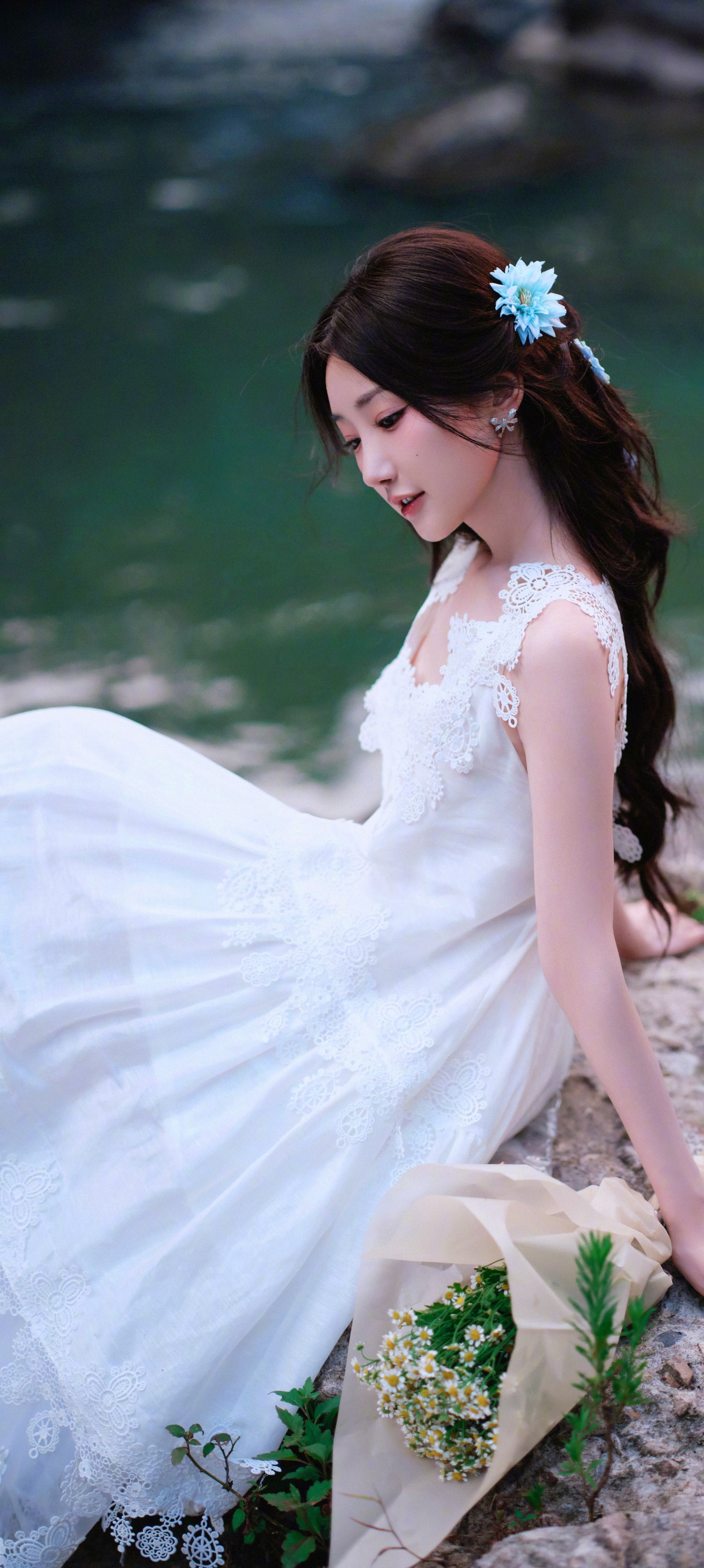 毛晓彤，蕾丝白裙，是甜美少女的模样。毛晓彤