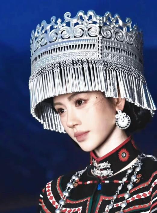 在大凉山深处，16岁本该是坐在教室里刷题的年纪，可对彝族女孩阿呷莫来说，她曾是一