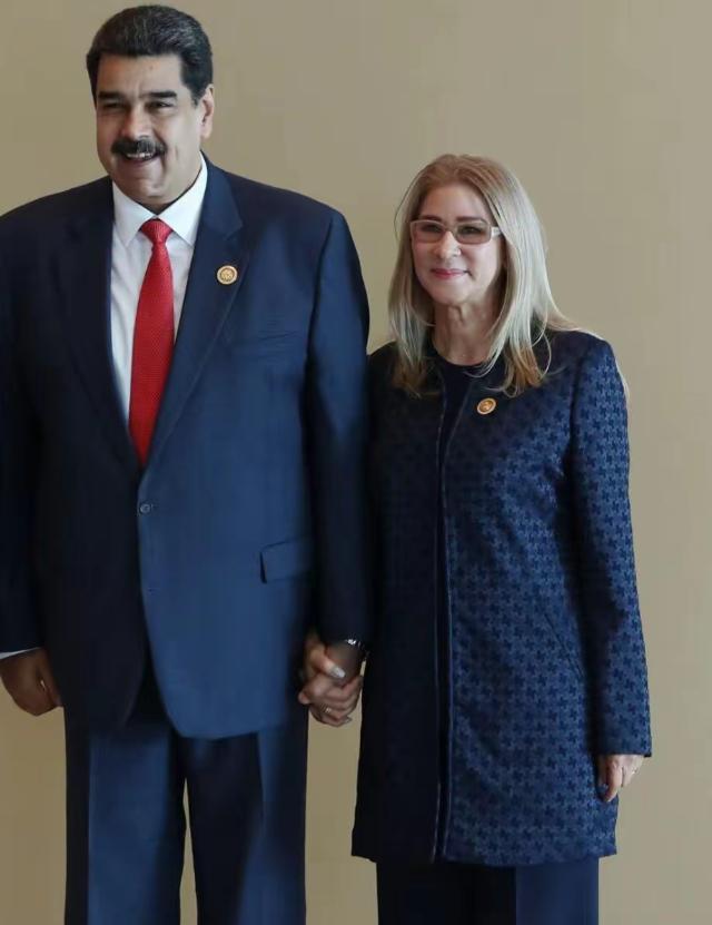 有网友夸奖马杜罗，说马杜罗被抓的时候，他跟着他的妻子睡在一个卧室，没有跟别人的妻