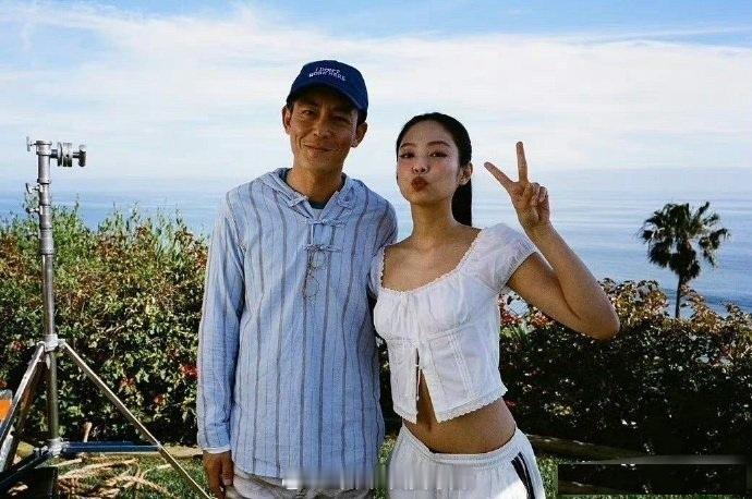 Jennie与陈冠希同框，身材火到爆，冠希哥满脸微笑​​​