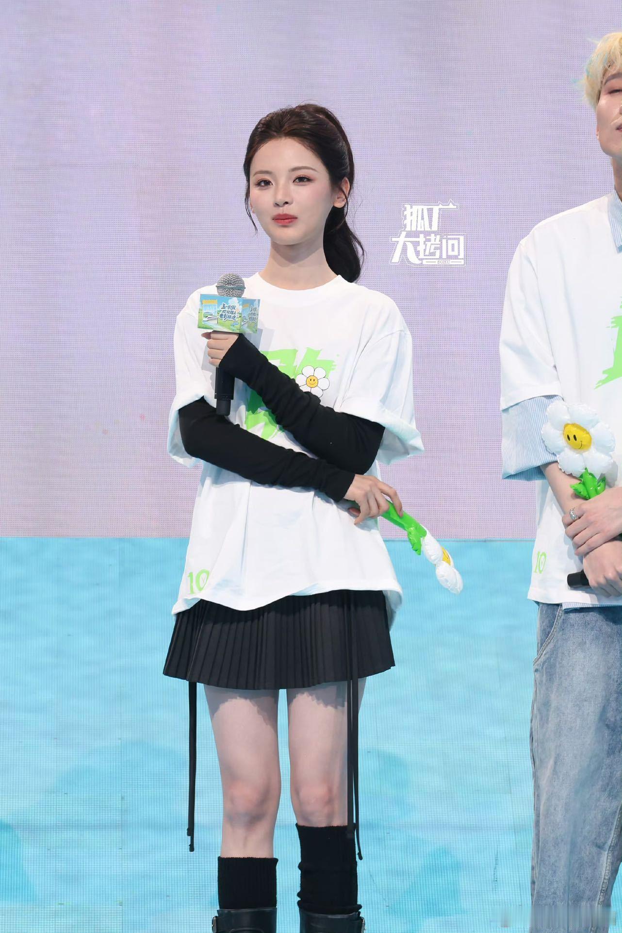 杨超越好完美的一颗头电影《10间敢死队》现场，杨超越头小脸小比例超绝，轮廓流畅