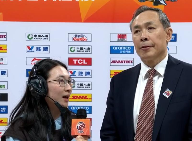 北京男篮主场战胜浙江稠州男篮的赛后采访，主教练许利民说道：“大家在遇到困难局面时