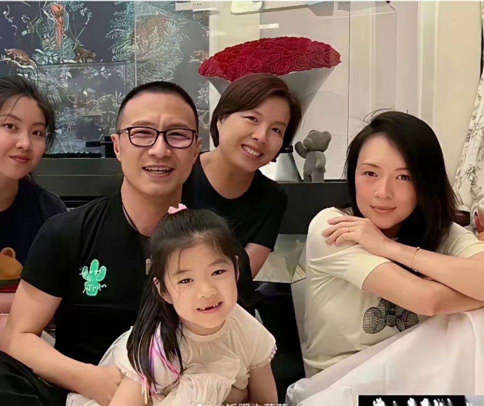 那张合影里，最扎心的不是谁在笑，而是那个不懂事儿的小女孩。汪峰坐在那儿，笑得
