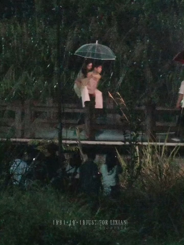 雾里青李现雨中背张婧仪，雨夜，两人，一伞，这一刻孟弗渊的后背与臂膀是清雾最温暖的