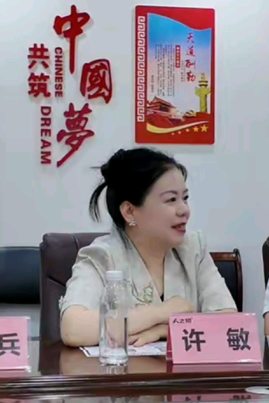 柴桑大姐又差一点倒付邮寄费！今天大姐直播时讲述：她因为店店的事，一直按照程序