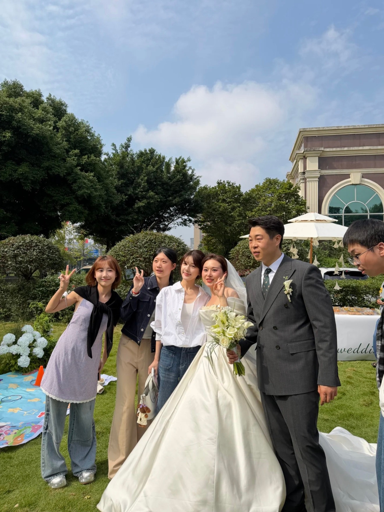 国庆婚礼偶遇赵露思，完全原图直出，和其他人根本不在一个图层上，真人比生图还要美。