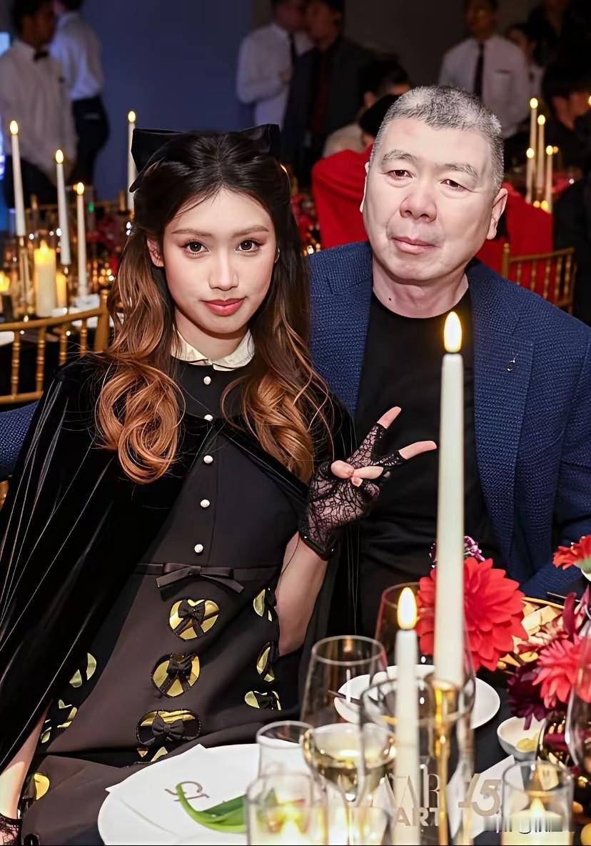 冯小刚又带养女徐朵出席活动，场面贵气堪比亲生女儿一身黑色贵气皮草的徐朵比以前好