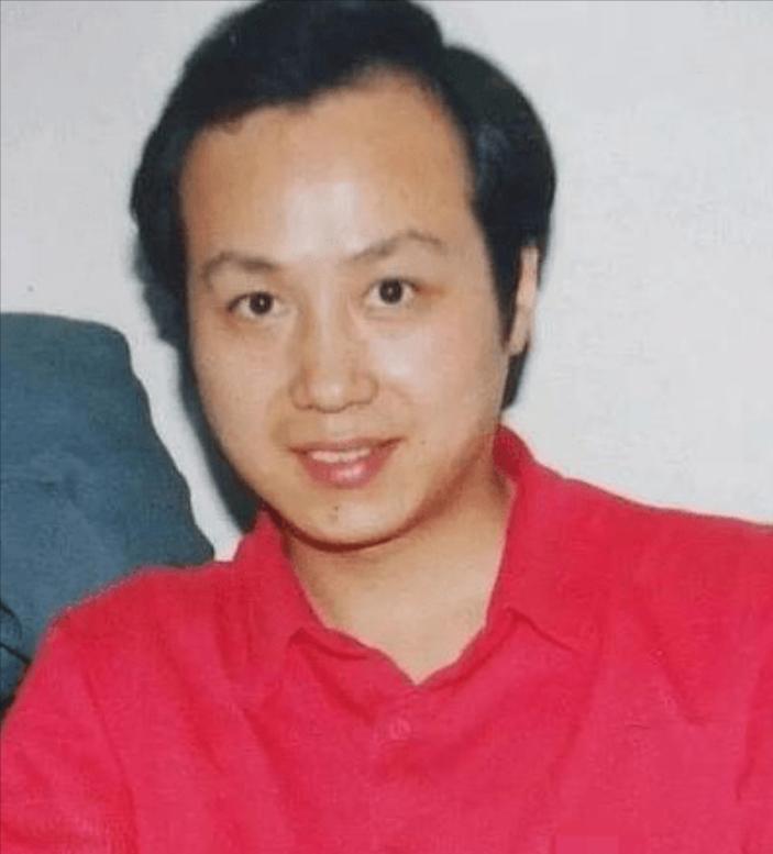 著名主持人罗京，去世多年后，母亲患上老年痴呆，妻子带着儿子改嫁了一位富商，可是儿