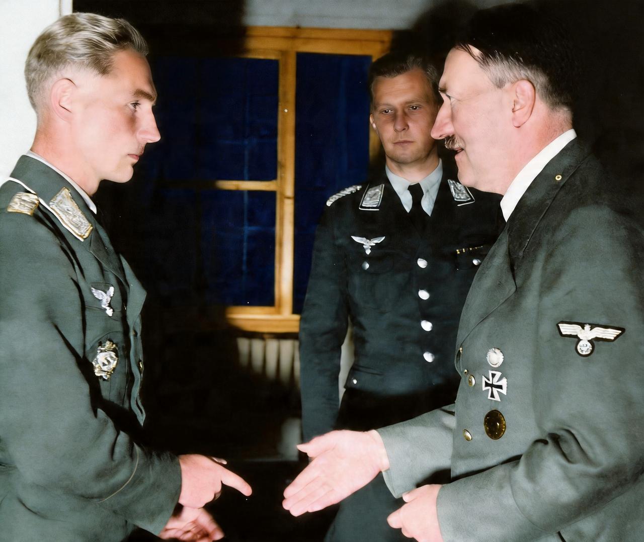 这是世界空战史上击落飞机最多的王牌飞行员埃里希・哈特曼受到小胡子的亲自接见，并亲