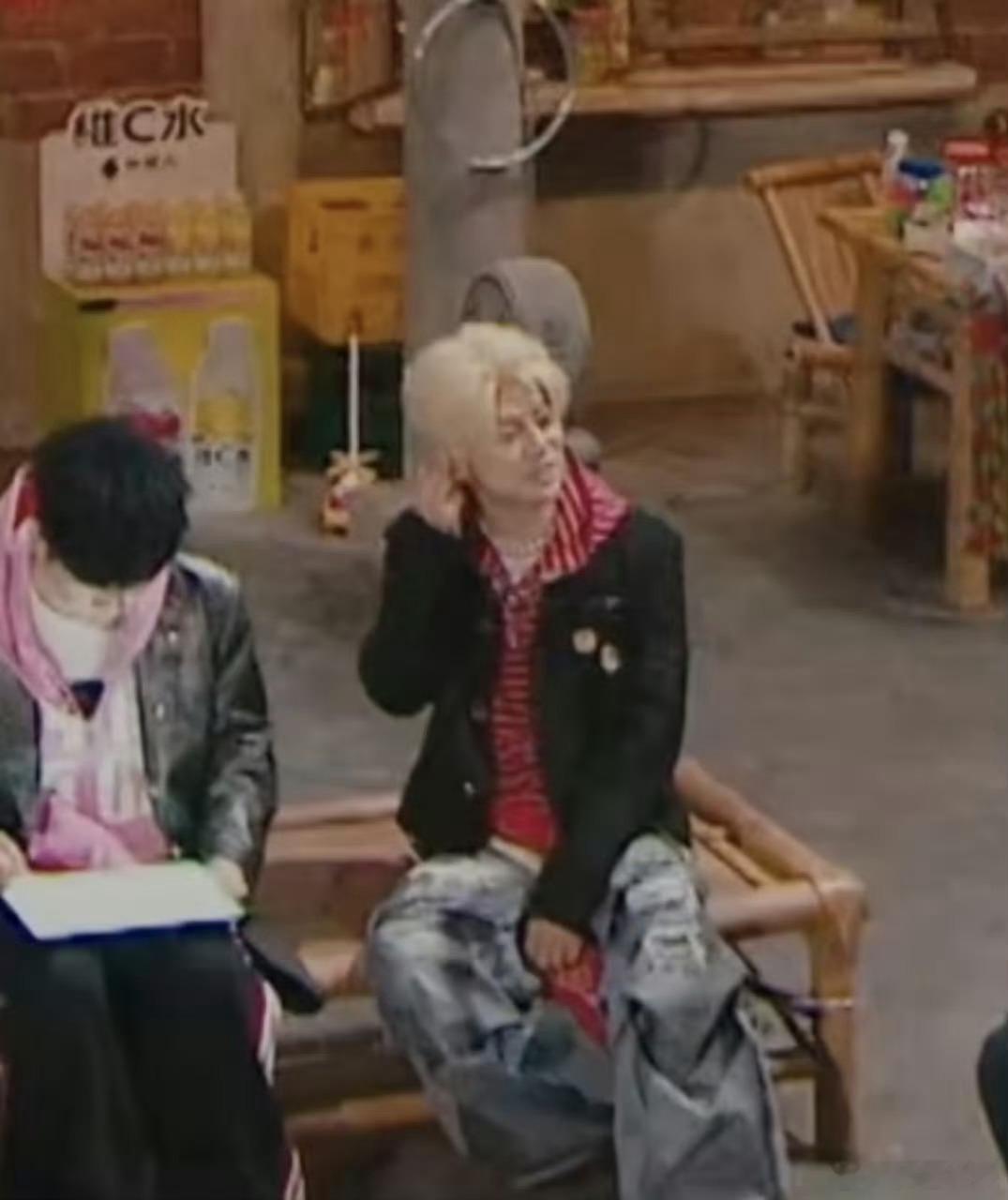 可是妈妈何炅不是别的黄毛大侦探谁懂啊！何老师黄毛造型一出来，满脑子都是“妈妈我