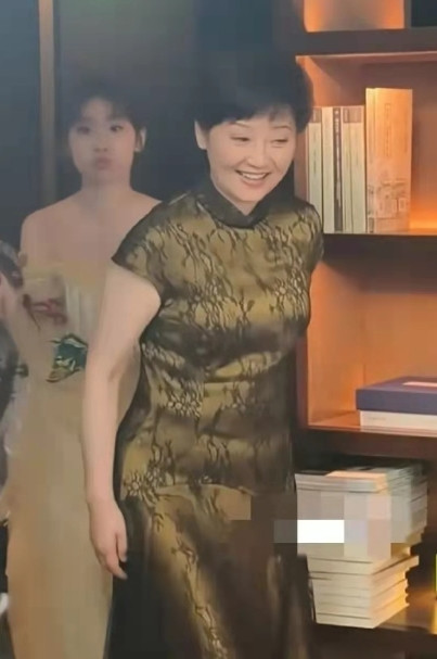 徐帆带女儿亮相活动，徐朵气质大变但嘴巴还是凸，越长越像冯小刚！